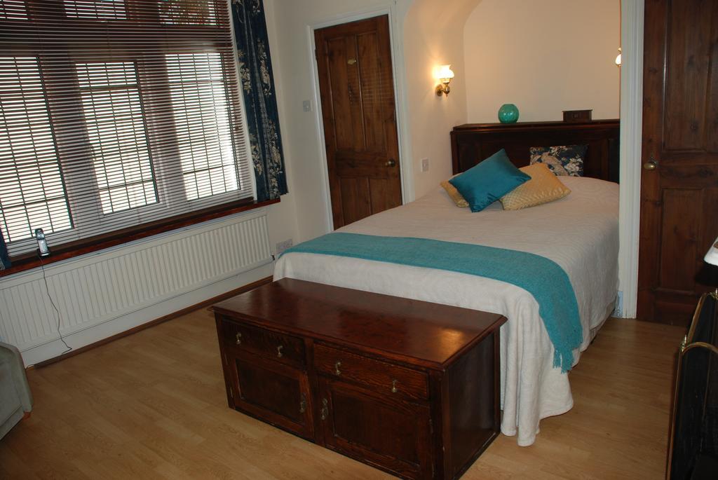 Greenhollow Hotel Gravesend Room photo